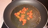 Ranní vaječná omeleta (opečená rajčata posypeme provensálským kořením)