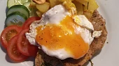 Vepřový steak s volským okem a pečeným bramborem