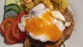 Vepřový steak s volským okem a pečeným bramborem