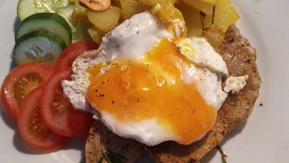 Vepřový steak s volským okem a pečeným bramborem