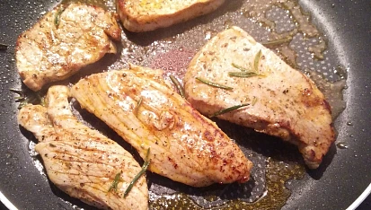 Vepřový steak s volským okem a pečeným bramborem