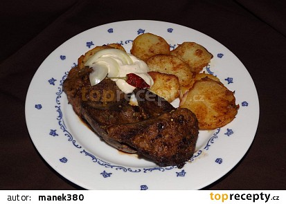 Anglická vepřová játra s bramborovými dukátky a tatarskou omáčkou