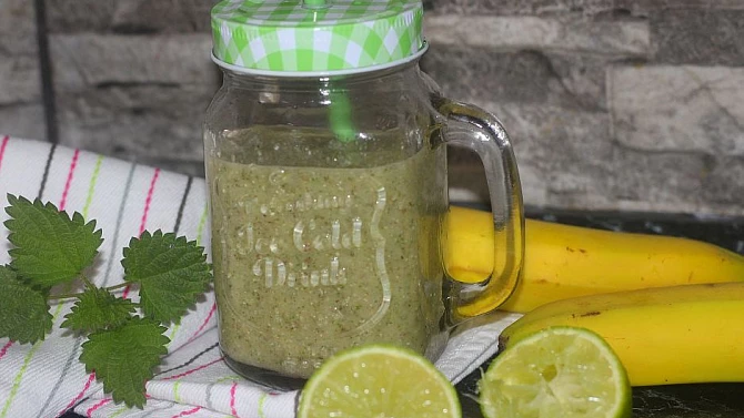 Banánové smoothie s kopřivami