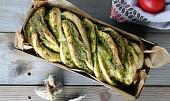 Chléb se špenátovo-bylinkovým pestem