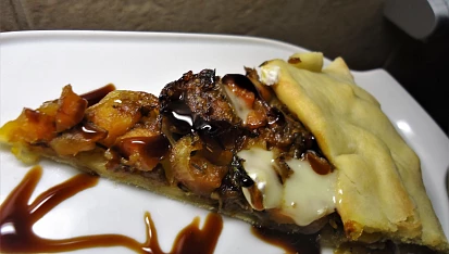 Galette s dýní, karamelizovanou cibulí a balsamicem