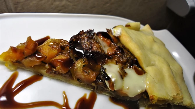 Galette s dýní, karamelizovanou cibulí a balsamicem