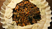 Galette s dýní, karamelizovanou cibulí a balsamicem