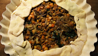 Galette s dýní, karamelizovanou cibulí a balsamicem