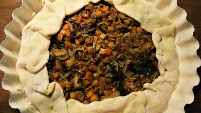 Galette s dýní, karamelizovanou cibulí a balsamicem