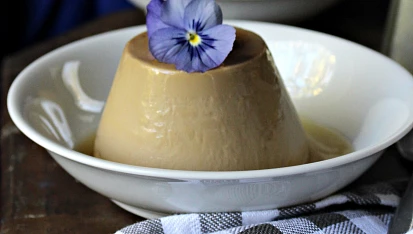 Kávová panna cotta s tekutým karamelem