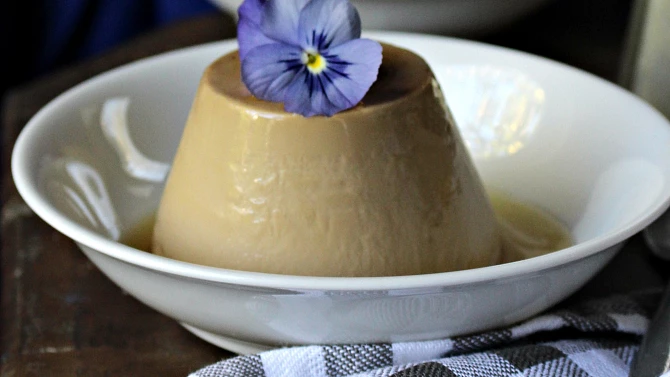 Kávová panna cotta s tekutým karamelem