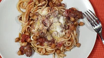 Kuřecí linguine s cizrnou a rajčaty