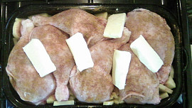 Pečená kuřecí stehna na kari s bramborem z jednoho pekáčku