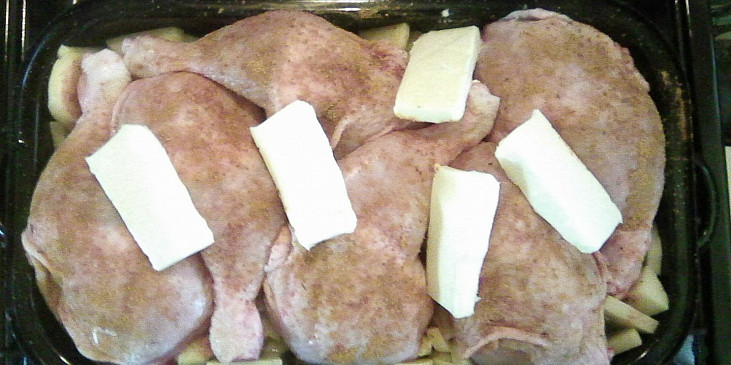Pečená kuřecí stehna na kari s bramborem z jednoho pekáčku