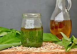 Pesto z medvědího česneku (Pesto z medvědího česneku, olivového oleje a soli. Další verze bude se slunečnicovým semínkem.)
