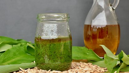 Pesto z medvědího česneku, Pesto z medvědího česneku, olivového oleje a soli. Další verze bude se slunečnicovým semínkem.