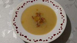 Petrželová polévka s petrželovými lupínky