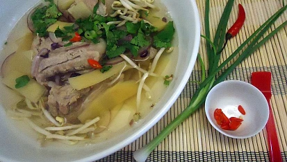 Polévka z vepřových žebírek po vietnamsku