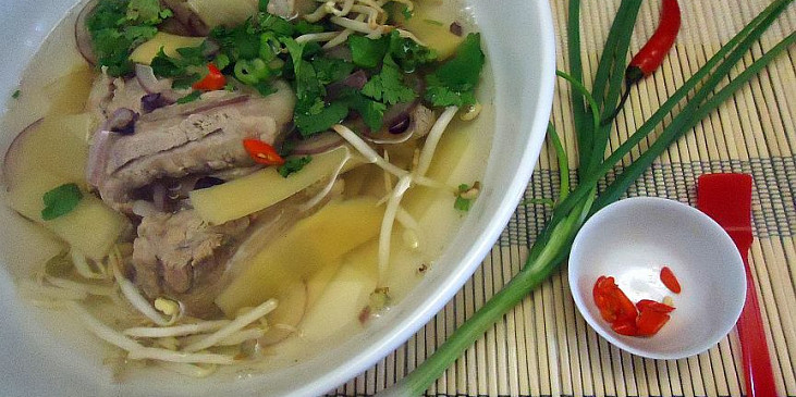 Polévka z vepřových žebírek po vietnamsku