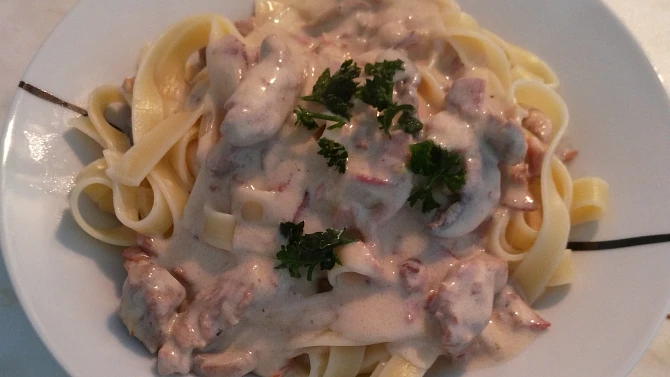 Tagliatelle s masem ve smetanové omáčce
