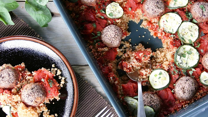 Veganské bezlepkové kuličky zapečené s rajčaty a quinoou