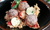 Veganské bezlepkové kuličky zapečené s rajčaty a quinoou
