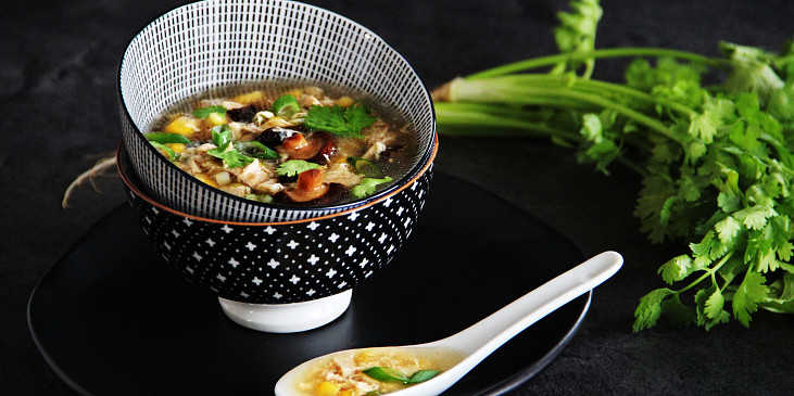 Vietnamská kuřecí (slepičí) polévka Súp Gà Nấm Hương