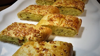 Závin z jogurtového těsta s celerovými bramborami
