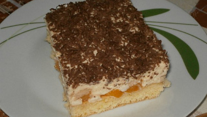 Banánový řez z tvarohu a smetany, s broskvemi