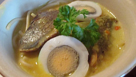 Barmská nudlová polévka (Ohn-no-kauk-swey)