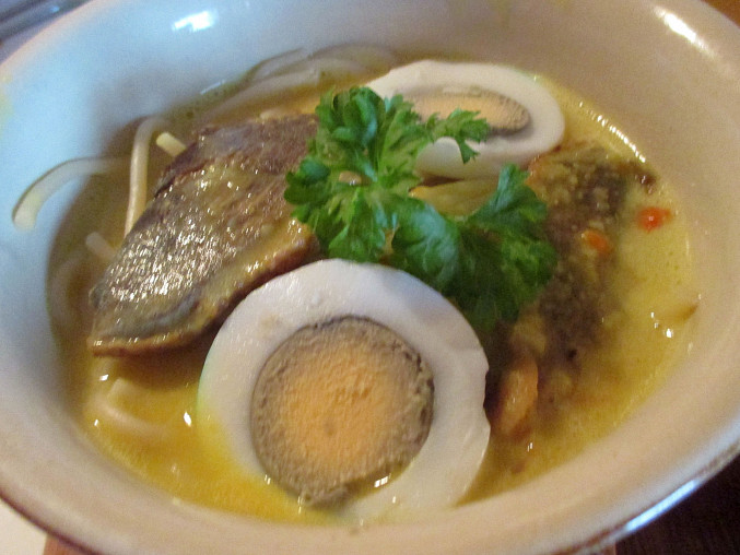 Barmská nudlová polévka (Ohn-no-kauk-swey)