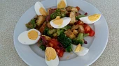 Brokolice s rajčaty, vejci a tofu