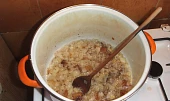 Buřtguláš na škvarcích, Potřebné suroviny. Jen hrnec bylo potřeba nakonec zvolit větší
