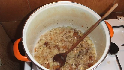 Buřtguláš na škvarcích, Potřebné suroviny. Jen hrnec bylo potřeba nakonec zvolit větší