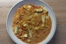Červená čočka s uzeným tofu, rajčaty