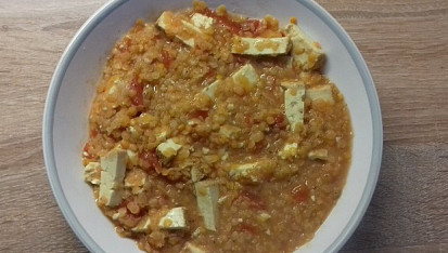 Červená čočka s uzeným tofu a rajčaty, Červená čočka s uzeným tofu, rajčaty