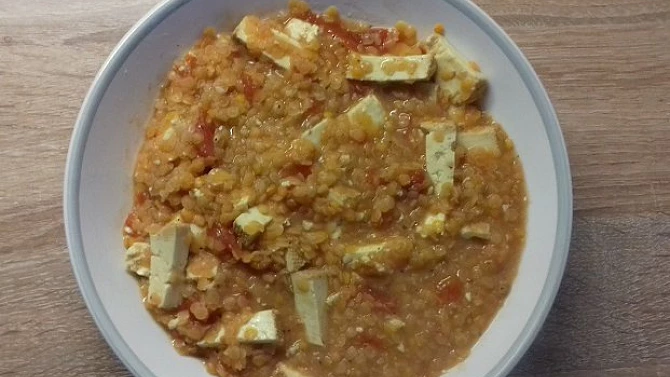 Červená čočka s uzeným tofu a rajčaty, Červená čočka s uzeným tofu, rajčaty