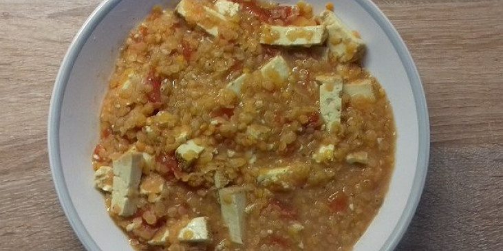Červená čočka s uzeným tofu a rajčaty (Červená čočka s uzeným tofu, rajčaty)
