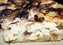 Cibulovo-tvarohový koláč s olivami