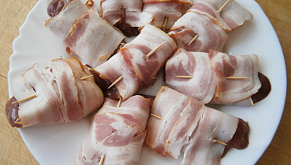Drůbeží játra v česnekovém boku, na cibuli a černém rybízu