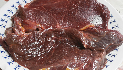 Koňská kýta v hořčičné omáčce, odblaněno a nakrájeno na plátky