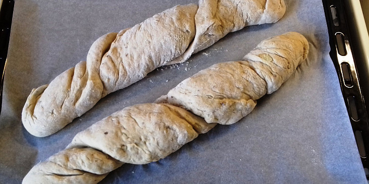 Kořenový chléb s cibulkou
