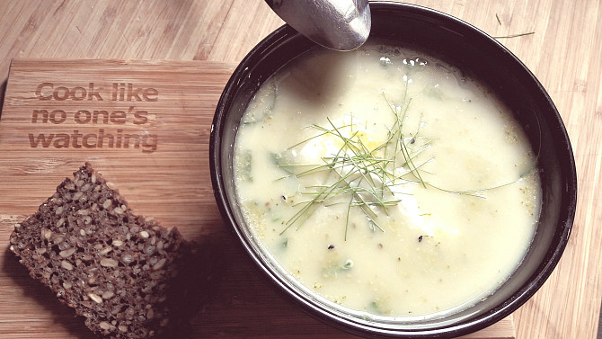 Zdravá brokolicová polévka s chia semínky