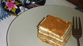 Řezy z medu, s krémem a oříšky