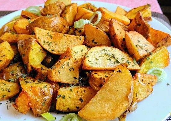 Pečené  česnekové brambory s mix bylinkami