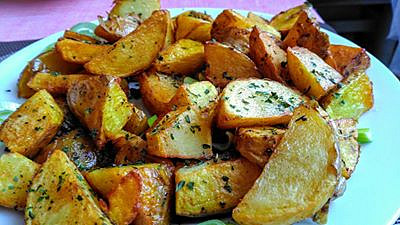 Pečené  česnekové brambory s mix bylinkami