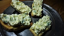 Pomazánka z vajec, mascarpone a medvědího česneku