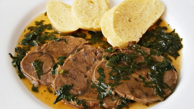 Přírodní hovězí kližka dušená v papiňáku
