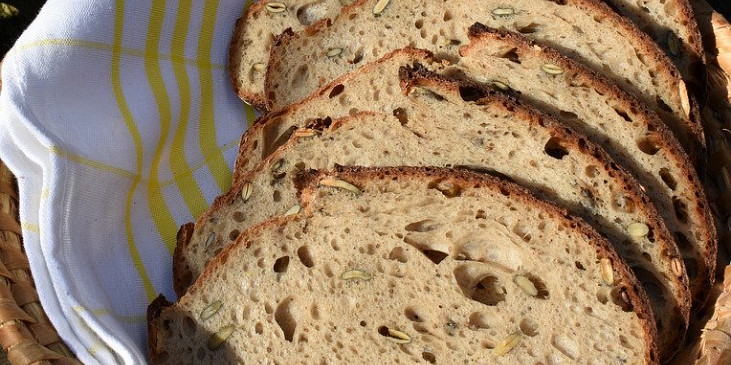 Pšenično-žitný chleba se semínky