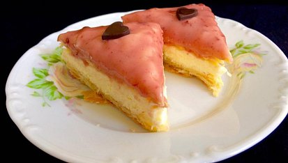 Řezy z listového těsta s pudinkovo-máslovým krémem a s třešňovo-citronovou polevou